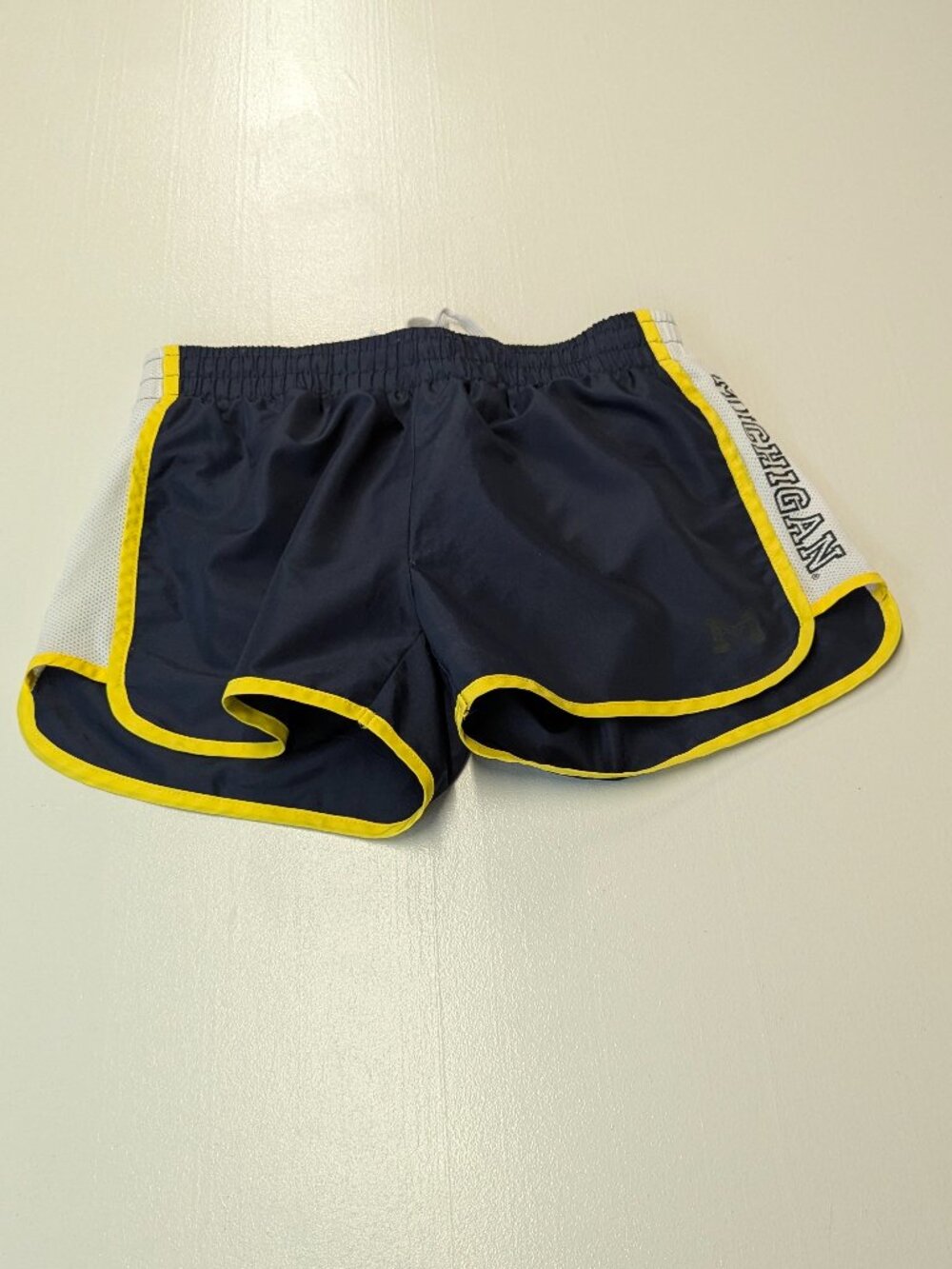 Colosseum Size Medium Michigan Navy and Yellow Shorts With Liner